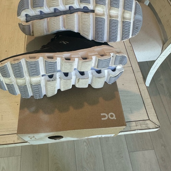 ON Women's Black and White Sneakers - Picture 5 of 5